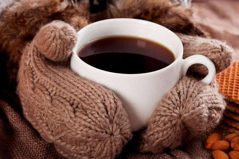 Mulher segurando chicara de café